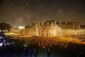 10 000 вогнів висвітлюють Лондонський Тауер у пам'ять про полеглих героїв Першої світової війни