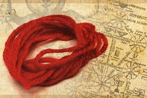 Что значит красная нитка и как ее правильно завязать