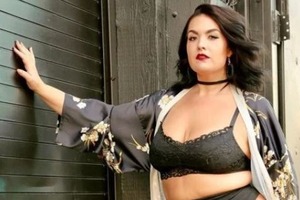 И смех и грех: Пышнотелая модель повторила обнаженную фотосессию Кардашян