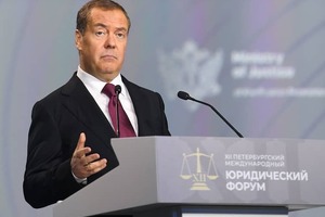 Очнувшийся Медведев заявил о болезненности западных санкций для кремля, назвав их «поводом для объявления войны»