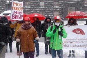 Под Кабмином проститутки требовали легализовать их профессию