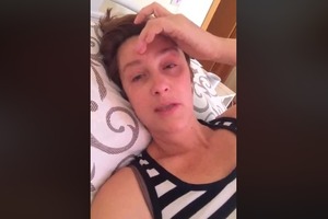 Заплаканная Снежана Егорова из больницы пожаловалась на жестокую страну и людей