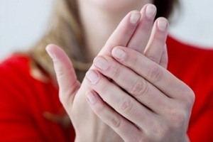 Чешутся пальцы рук: приметы и суеверия