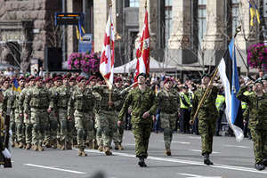 Военные стран НАТО участвовали в параде в Киеве: в Украине радуются, а в России приуныли