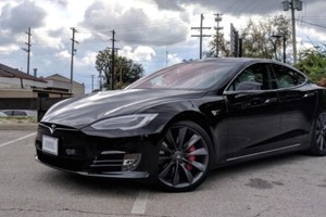 Суперкар за миллион и кругленькая сумма денег - сотрудница столичного ЖЕКа удивила доходами