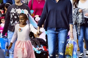 Сын Шарлиз Терон окончательно переключился на девичьи наряды 