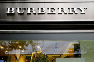 Burberry вперше за 20 років змінила логотип і знамениту клітку
