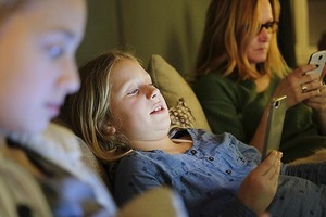 Синий цвет и экраны гаджетов оказались опасным для зрения