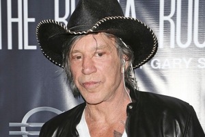 Дедушка Микки Рурк сверкнул загорелым прессом