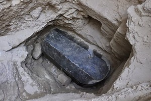 У Єгипті знайшли таємничу чорну труну для велетня