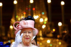 Посміхаємося і махаємо: у королеви Єлизавети знайшлася третя рука