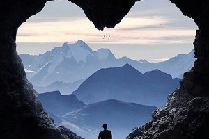 Предложение под небесами. Фотограф ищет пару, которую сфотографировал на огромной скале