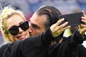 Эпатажная Леди Гага решила выйти замуж