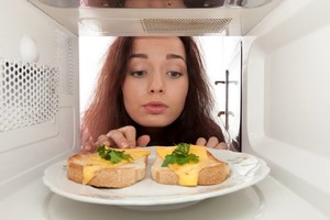 Какие продукты нельзя греть и размораживать в микроволновке