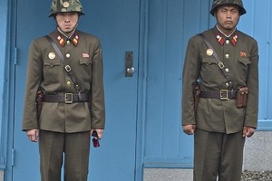 Автомобили на дровах и солдаты с муляжами. Армия Северной Кореи не готова к войне, но страшно другое
