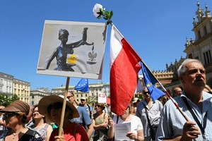 Поляки и ЕС недовольны попытками правящей партии приручить судебную власть