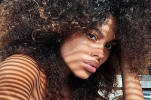 Італійська модель влаштувала жарку фотосесію на пляжі