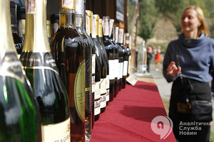 Пити, гуляти і спілкуватися - вчені розкрили дивовижний рецепт довголіття