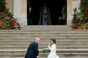 Появились первые фото со скандальной свадьбы внучки королевы Елизаветы II - принцессы Евгении