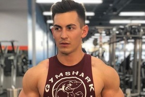 Помешанный на играх мужчина бросил самую сексуальную ведущую, лишился дома и машины