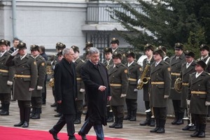 Порошенко допоміг вартовому, у якого вітер зірвав шапку