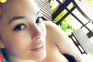 Едва прикрыла грудь: Эшли Грэм выложила в Сеть пикантное фото