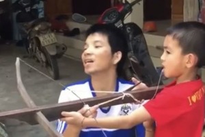 Оригинальная стоматология: Ребенку вырвали зуб выстрелом из арбалета (видео)