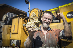 В Австралії шахтар розкопав найбільший у світі золотий самородок