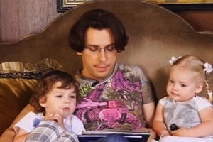 Галкин опубликовал трогательное видео, как дети провожают его на работу