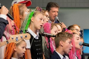 Дно пробито: детский хор в РФ поет 