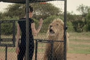 Топлес і в клітці: Модель-лесбійка знялася у пікантній фотосесії