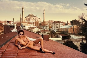 Скандальная бельгийская модель показала вагину в мечети Стамбула (18+)
