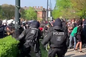 В Вене первомайский митинг разгоняли слезоточивым газом