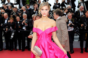 Американська модель оголилася на червоній доріжці