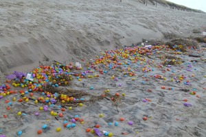 На берег острова выбросило десятки тысяч игрушек «киндер-сюрприз»