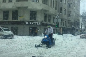 В Харькове победили снегопад: по городу уже ездят снегоходы