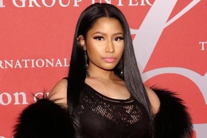 Ники Минаж показала грудь в глубоком декольте