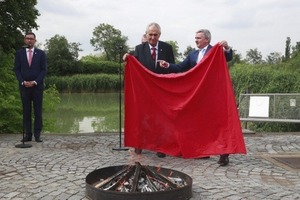 Президент Чехії Земан спалив гігантські червоні труси
