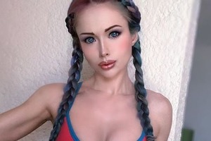 У бікіні на балконі хмарочоса - нова порція відвертих фото від одеської Барбі