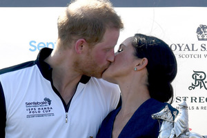 Как поцеловать мусульманку? Принц Гарри изобрел удивительный способ