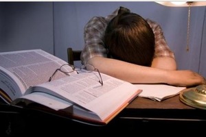 Чуть не потеряла руку: Китаянка доказала, что спать за столом вредно