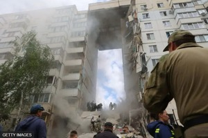 В Белгороде неспокойно, из-за взрыва обрушился подъезд. Версии выдвигают разные