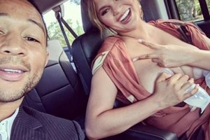 Кормите грудью! Известный певец показал интимное фото со сцеживающей молоко женой 