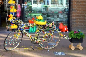 Обнаженная велосипедистка в дождевике удивила пермяков. Фото