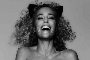 Агент Скаллі захистила хутрових звірів голим тілом