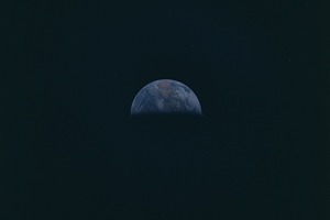 Экипаж Аполлона-10 сфотографировал рядом с Землей НЛО 