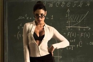 Стриптиз на випускному: в Болгарії вчителька шокувала своєю поведінкою. Відео