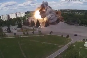 Русские убийцы-оккупанты уничтожили на еще одну секретную базу НАТО во дворце культуры
