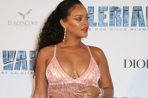 Певица Рианна снова засветила целлюлит