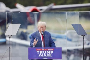 Трампа отгородили пуленепробиваемым стеклом на первом митинге после покушения.